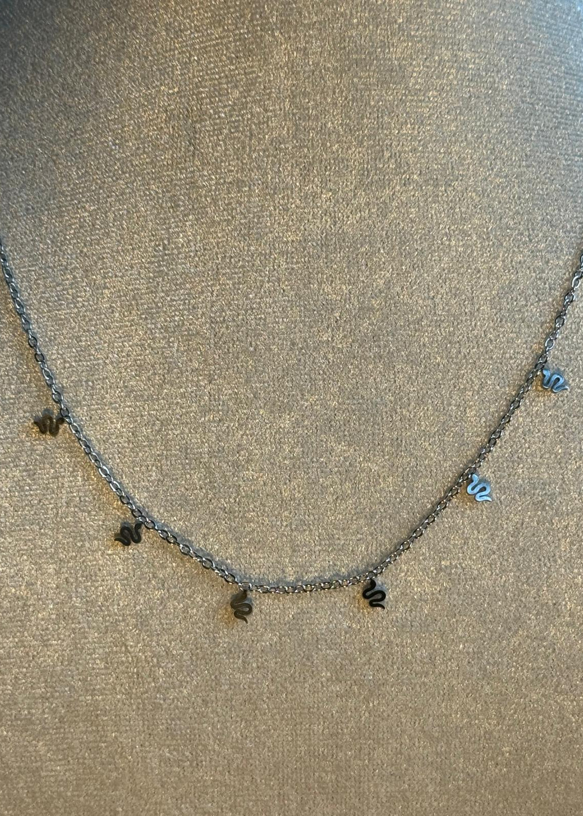 Collar Serpientes Plateadas