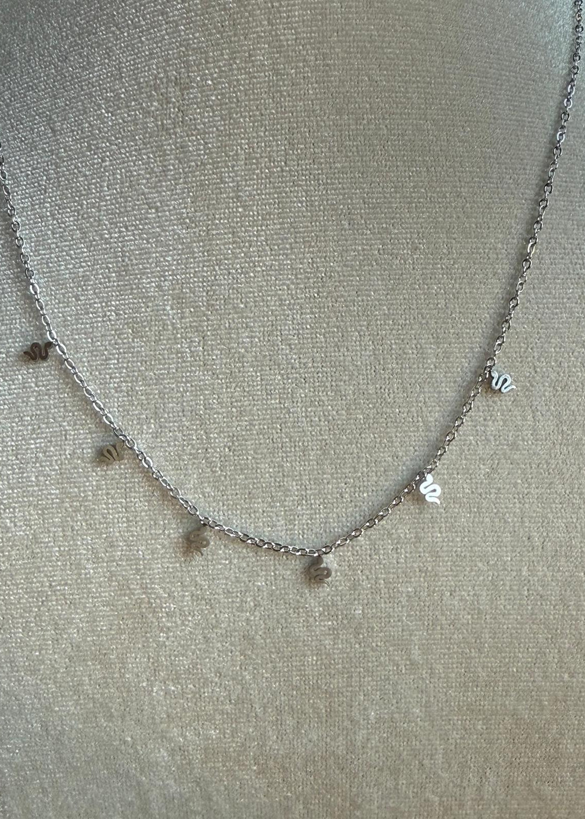 Collar Serpientes Plateadas