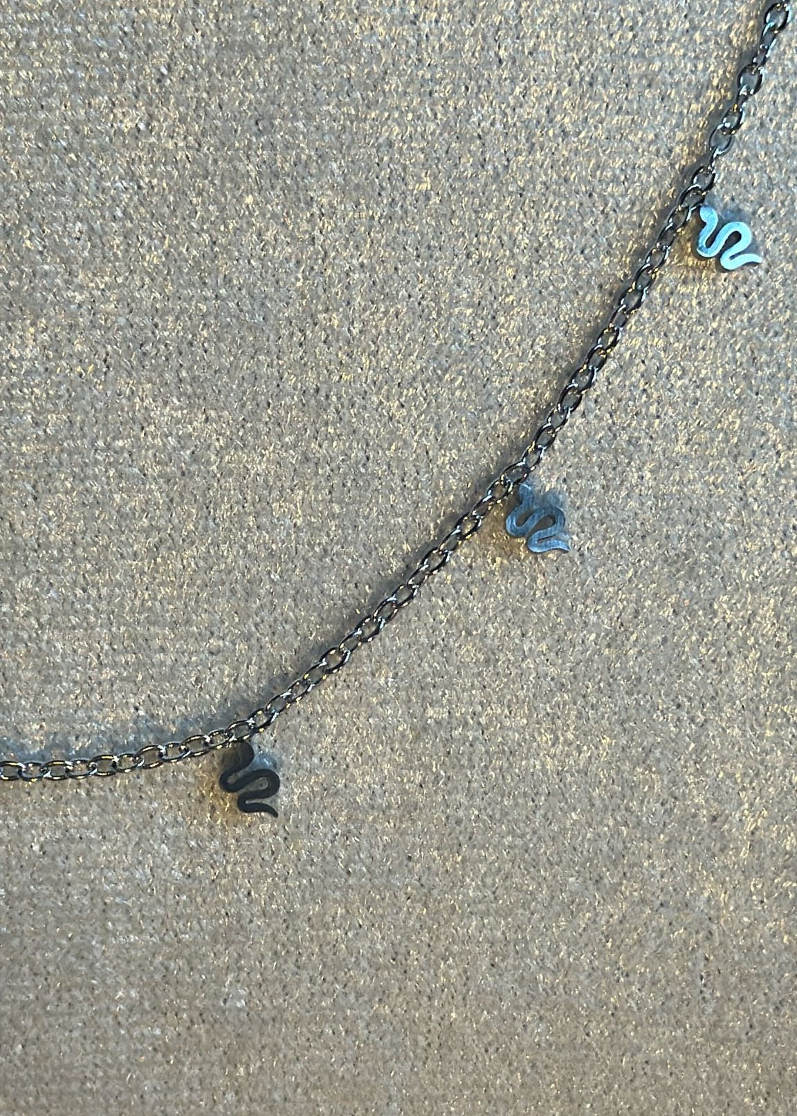 Collar Serpientes Plateadas