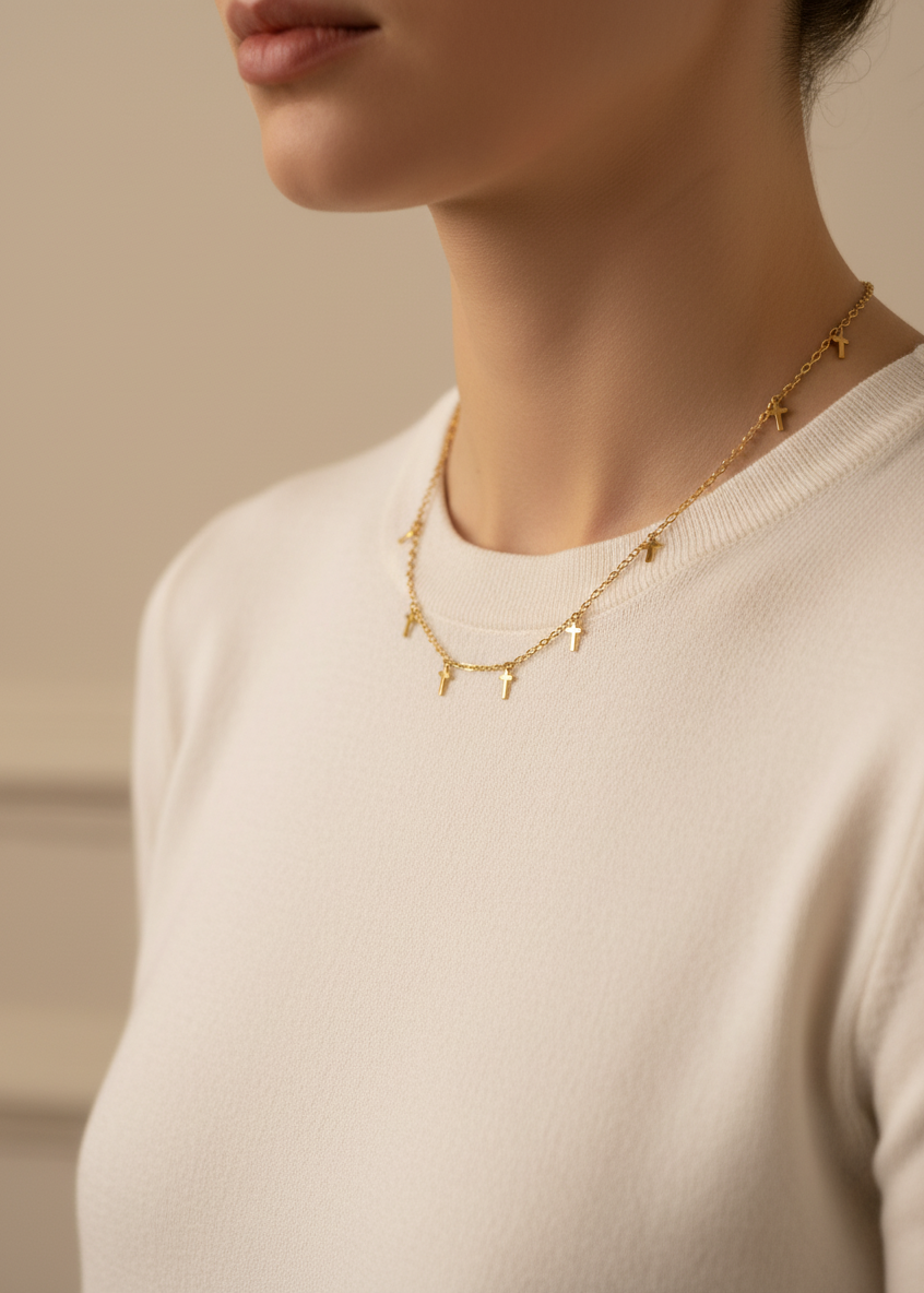 Collar Cruces Doradas en modelo profesional