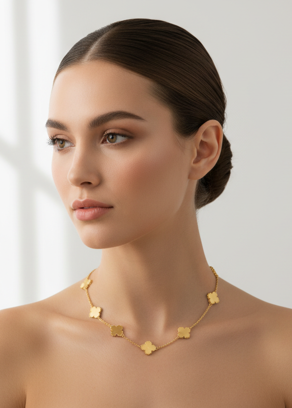 Collar dorado en modelo profesional