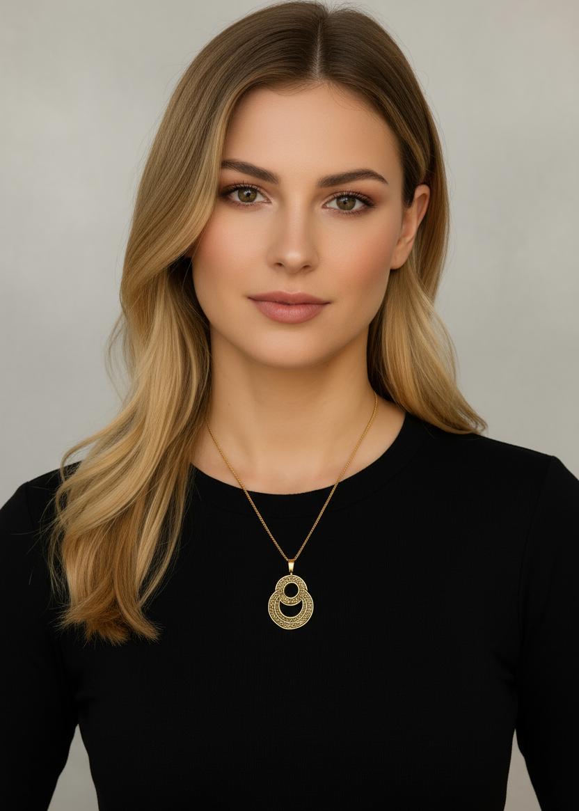 Collar Eclipse Dorado en modelo