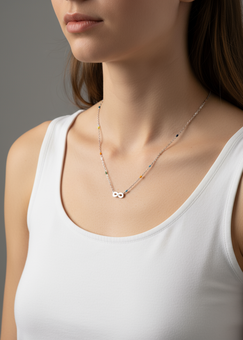 Collar Infinito Plata en modelo profesional