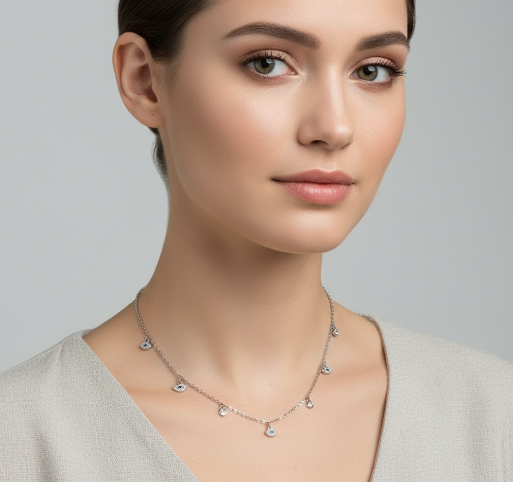 Collar Nazar en modelo profesional