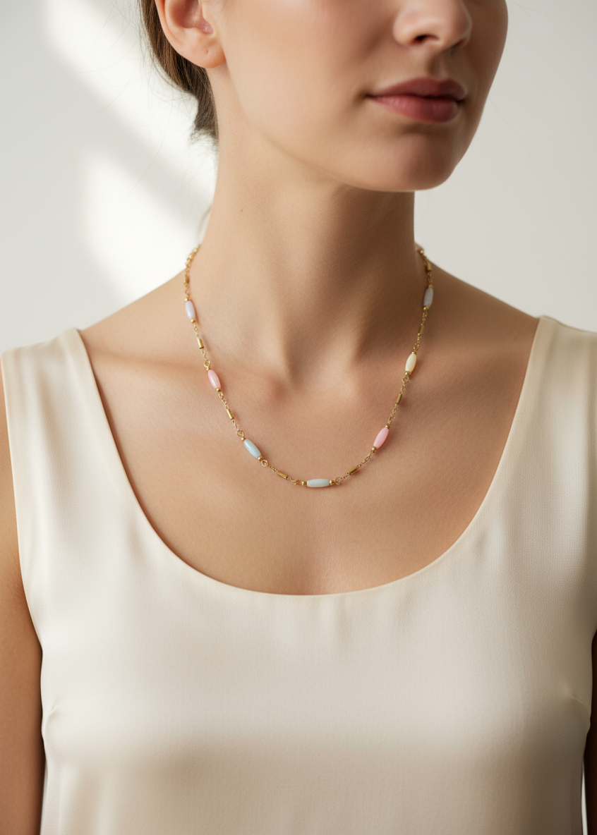 Collar Pastel en modelo profesional