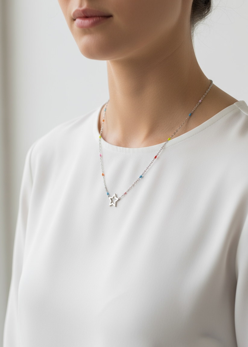 Collar Rainbow Star Plata en modelo profesional