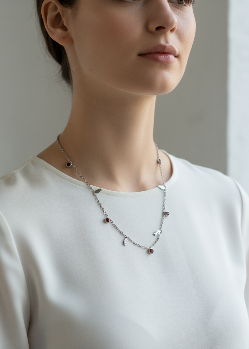 Collar Raspa Carmesí en modelo profesional