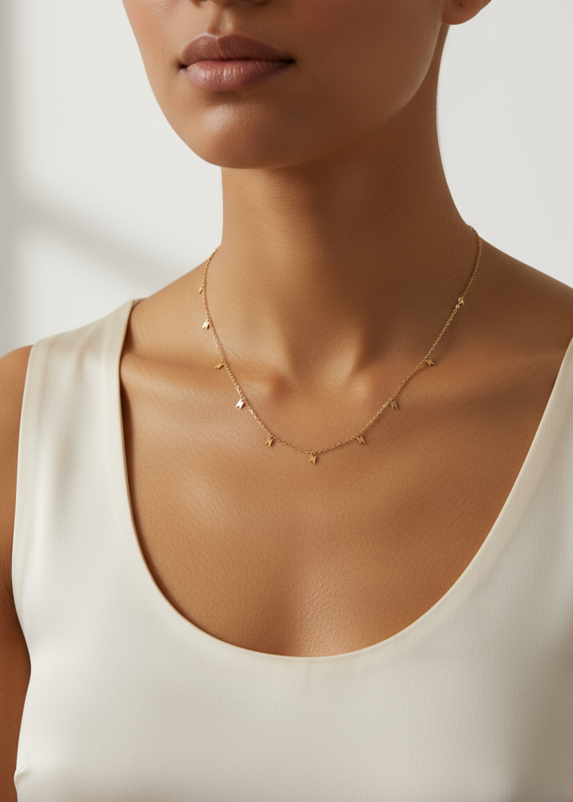 Collar Rayos Dorados en modelo profesional