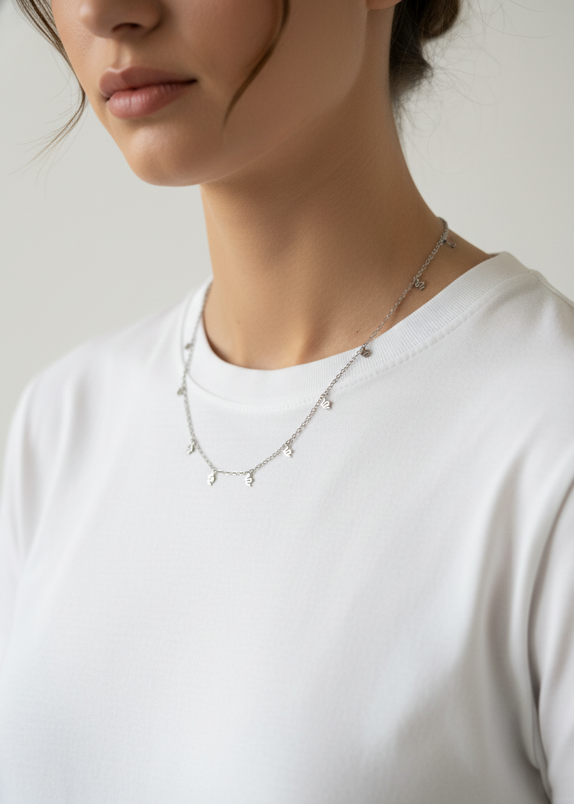 Collar Serpientes Plateadas en modelo profesional