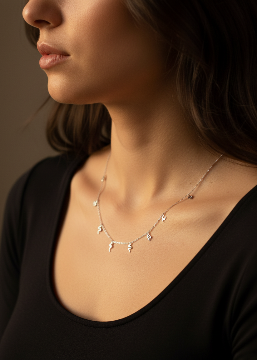 Collar Serpientes Plateadas - estilo elegante en modelo