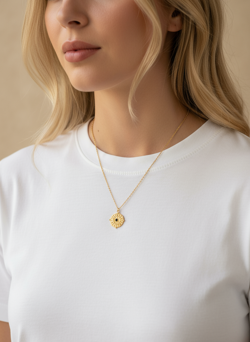 Collar Sol Ancestral en modelo rubia