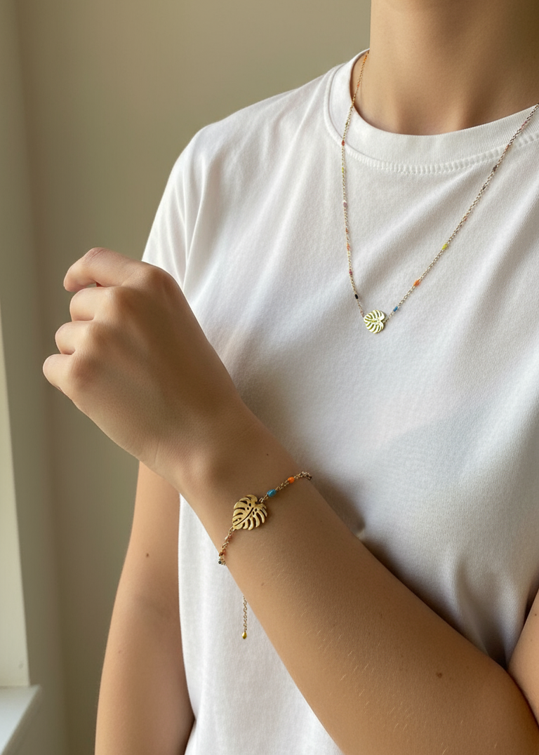 Collar y Pulsera Monstera Oro en modelo profesional
