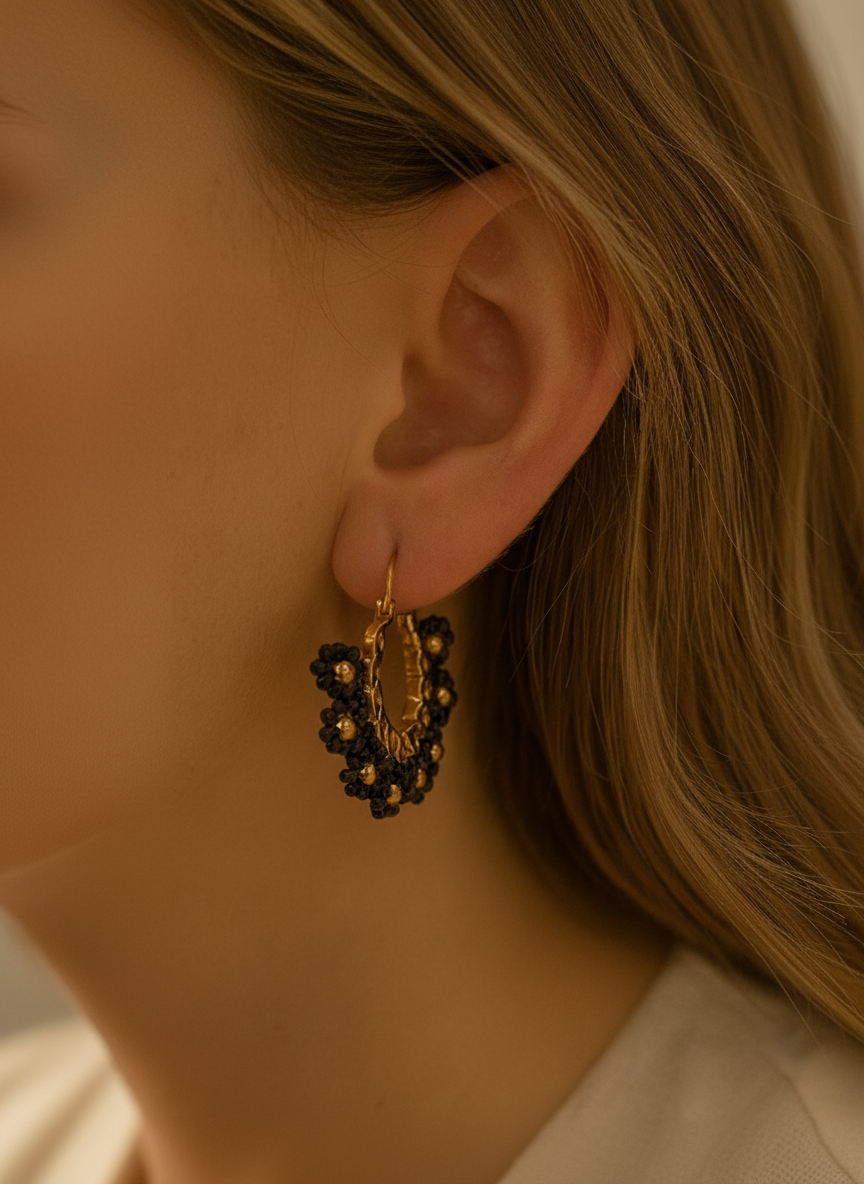 Pendientes Aro Ébano en modelo - tamaño correcto