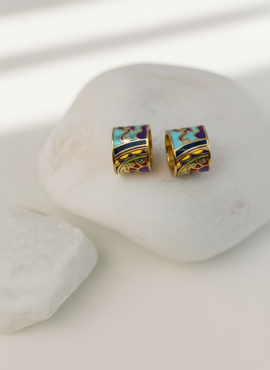 Pendientes Color Flow Azules sobre pedestal de mármol