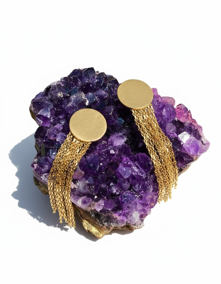 Pendientes dorados sobre amatista