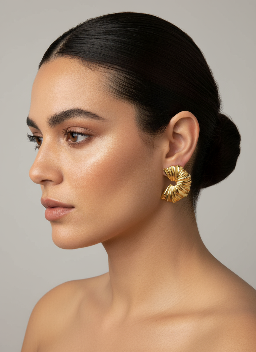 Pendientes Wave en oro sobre modelo