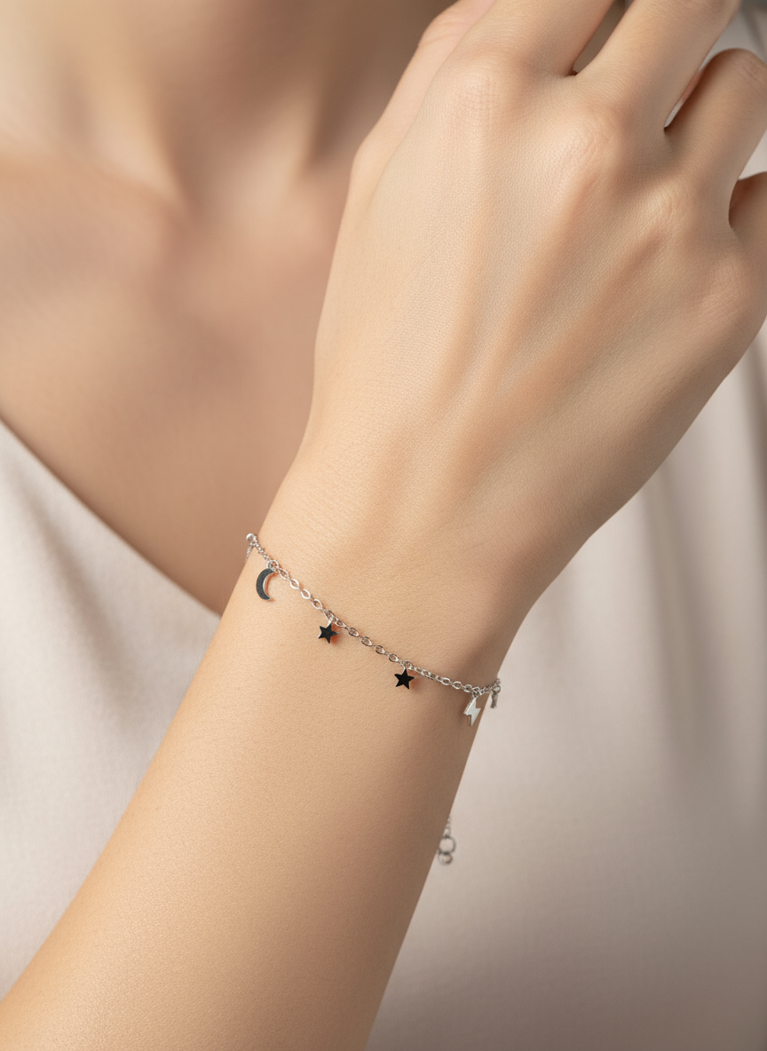 Pulsera Cielo Místico en muñeca de modelo