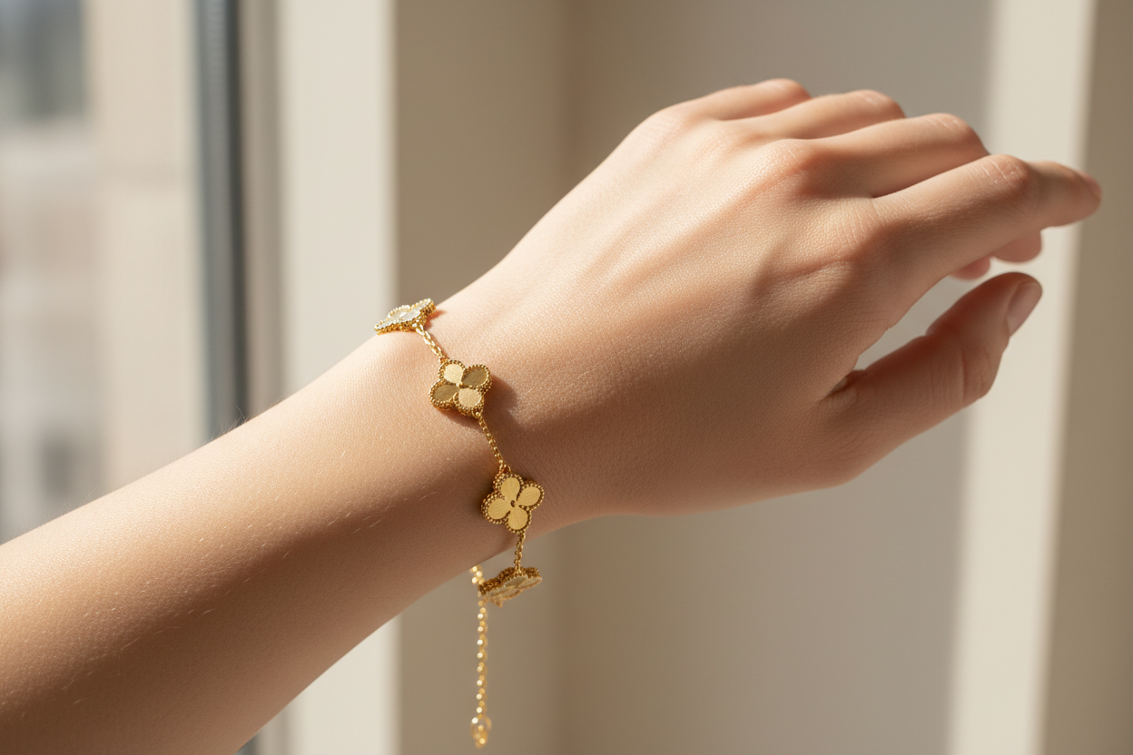 Pulsera dorada en muñeca de modelo