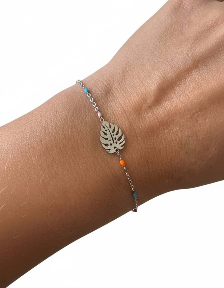 Pulsera Monstera en mano de modelo profesional