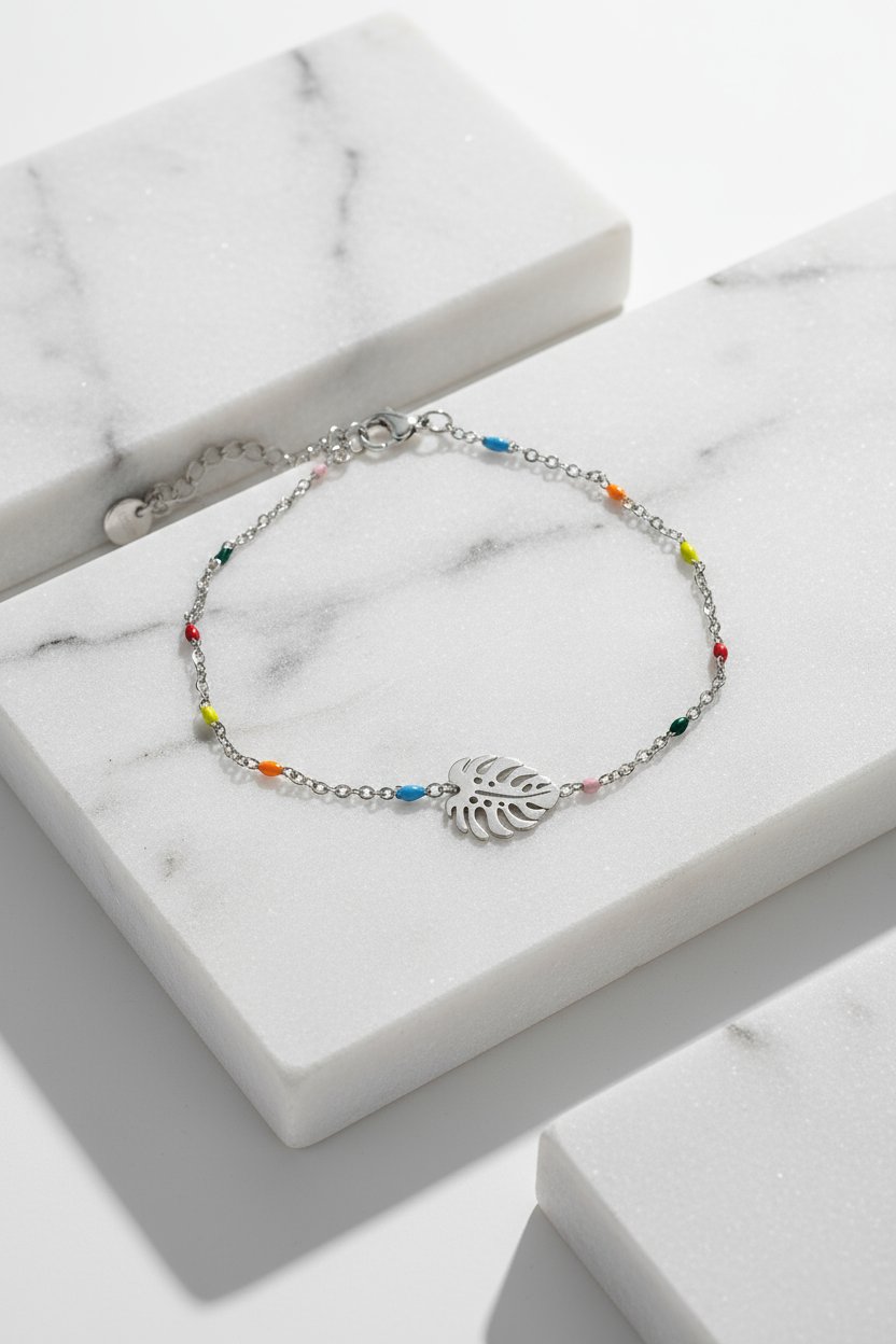 Pulsera Monstera tumbada sobre pedestal de mármol