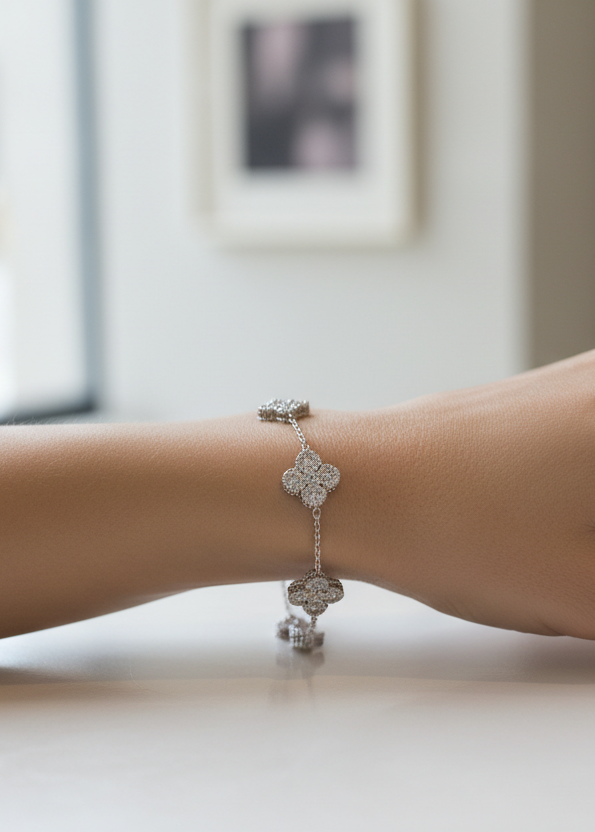 Pulsera plateada en muñeca de modelo