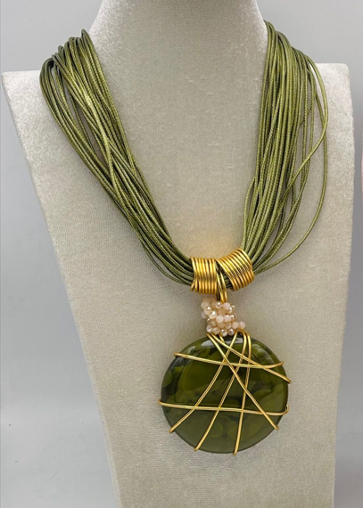 Collar  Nudo Solar - Verde Oliva